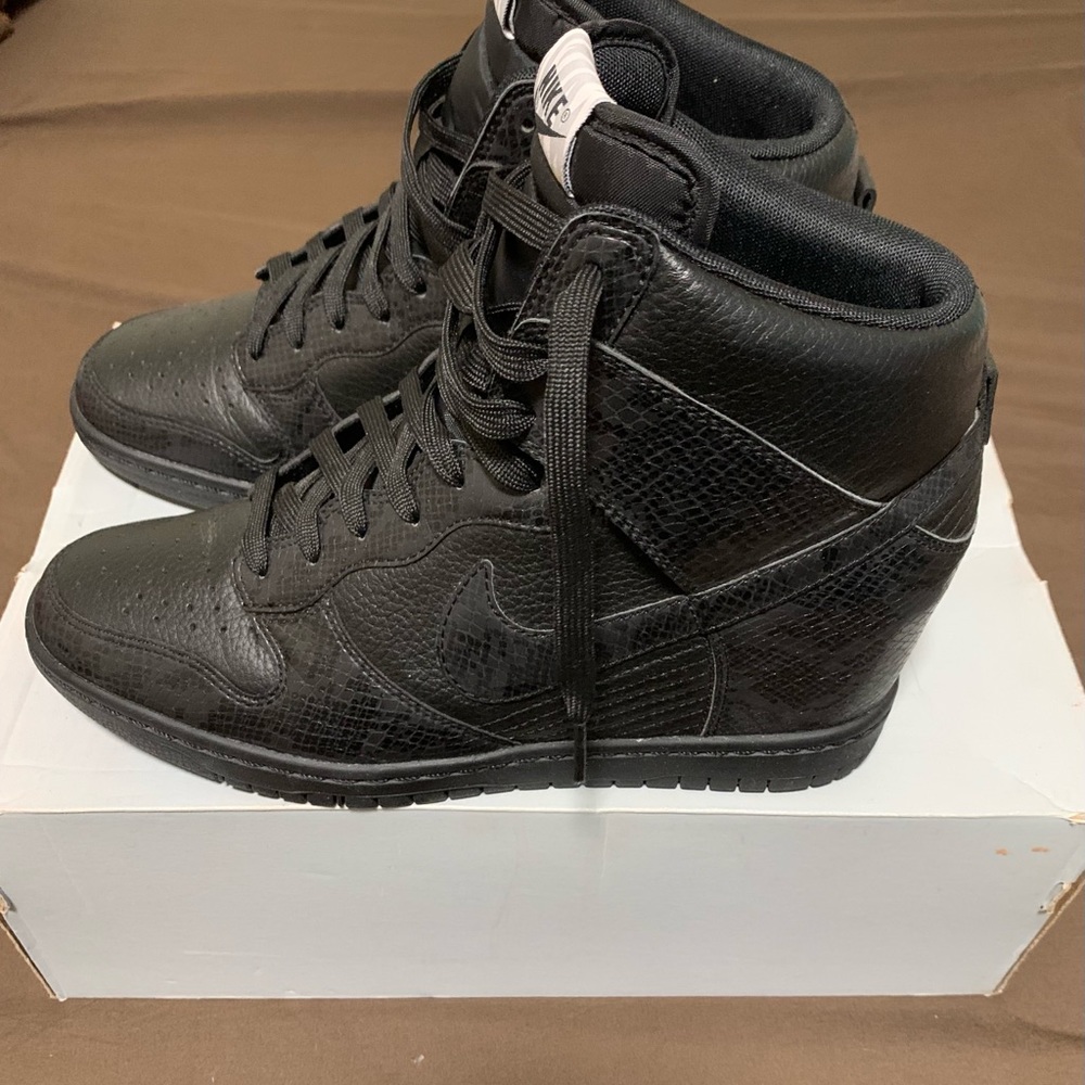 LIGHTLY USED NIKE SNEAKERS SIZE 9.5